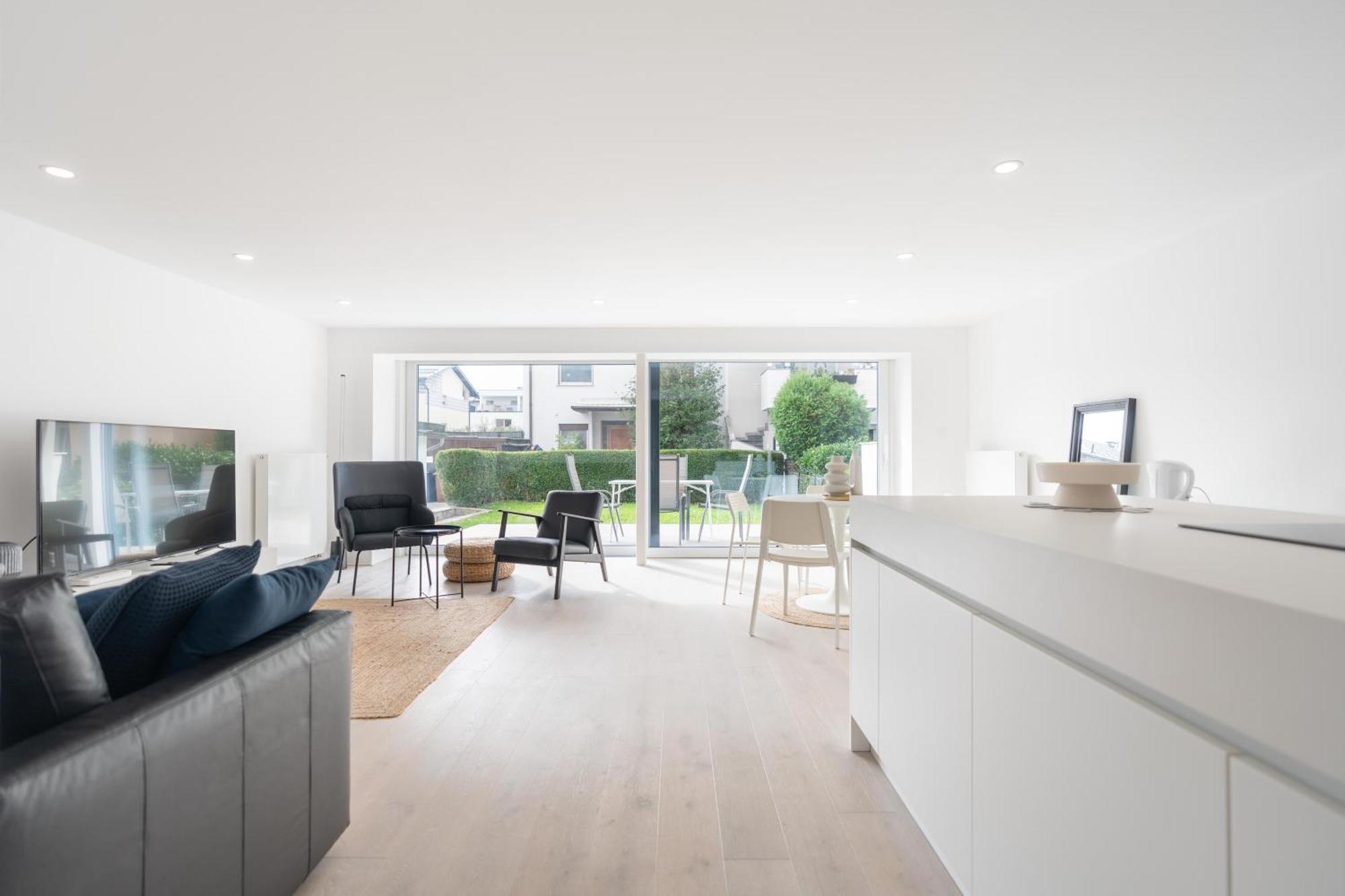 Black & White Apartments Rozna Dolina ลูบลิยานา ภายนอก รูปภาพ