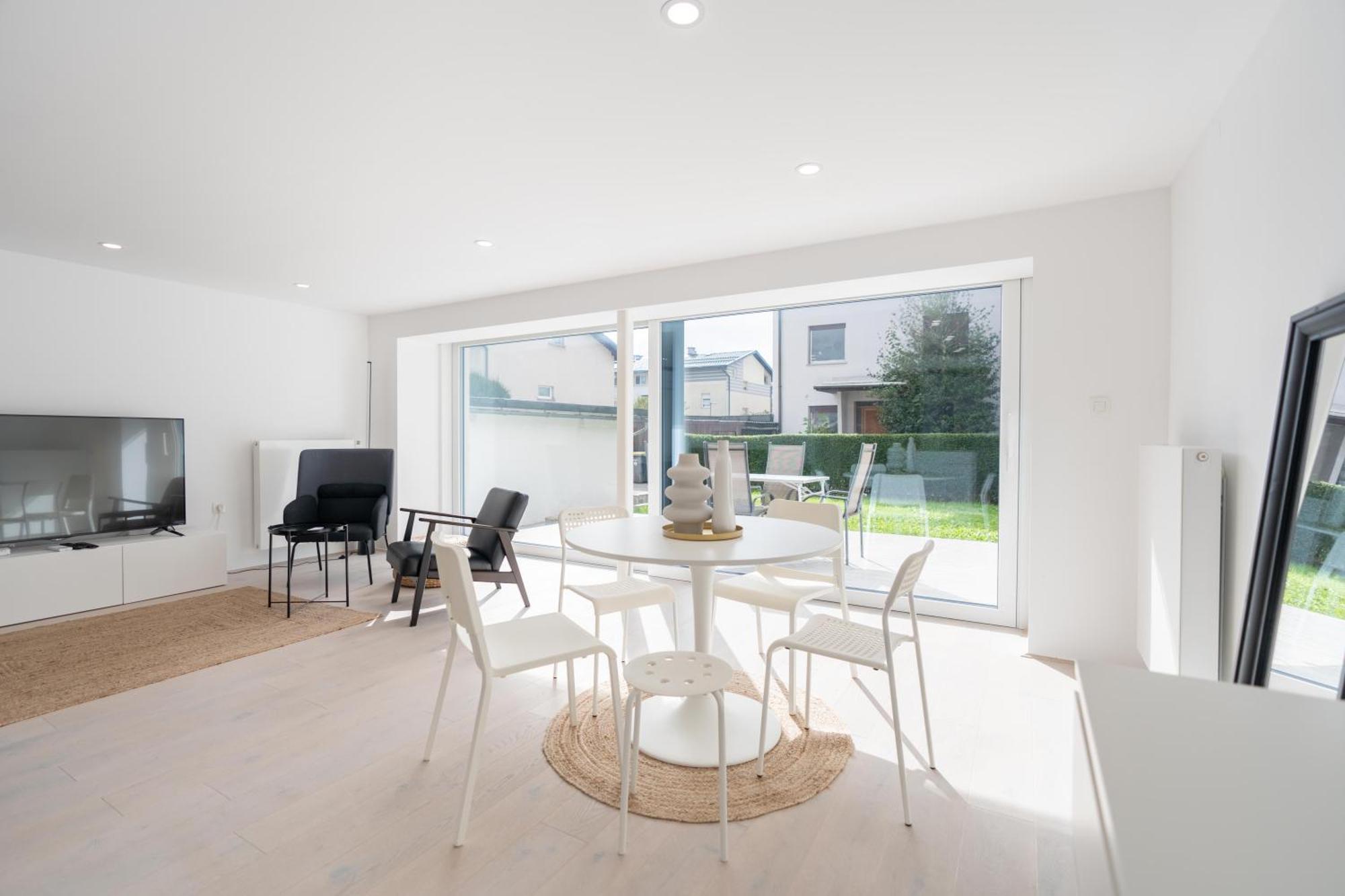 Black & White Apartments Rozna Dolina ลูบลิยานา ภายนอก รูปภาพ