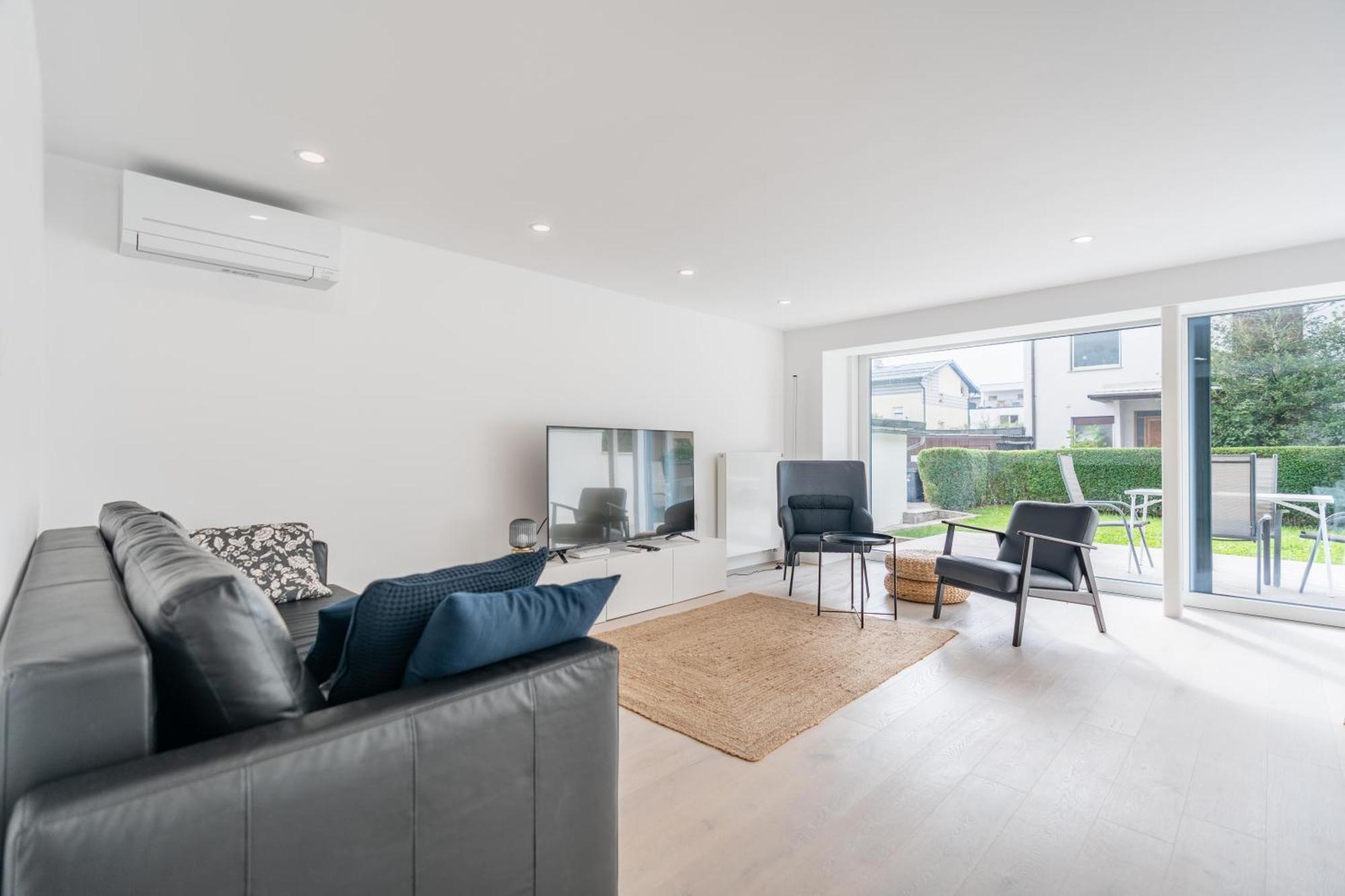 Black & White Apartments Rozna Dolina ลูบลิยานา ภายนอก รูปภาพ