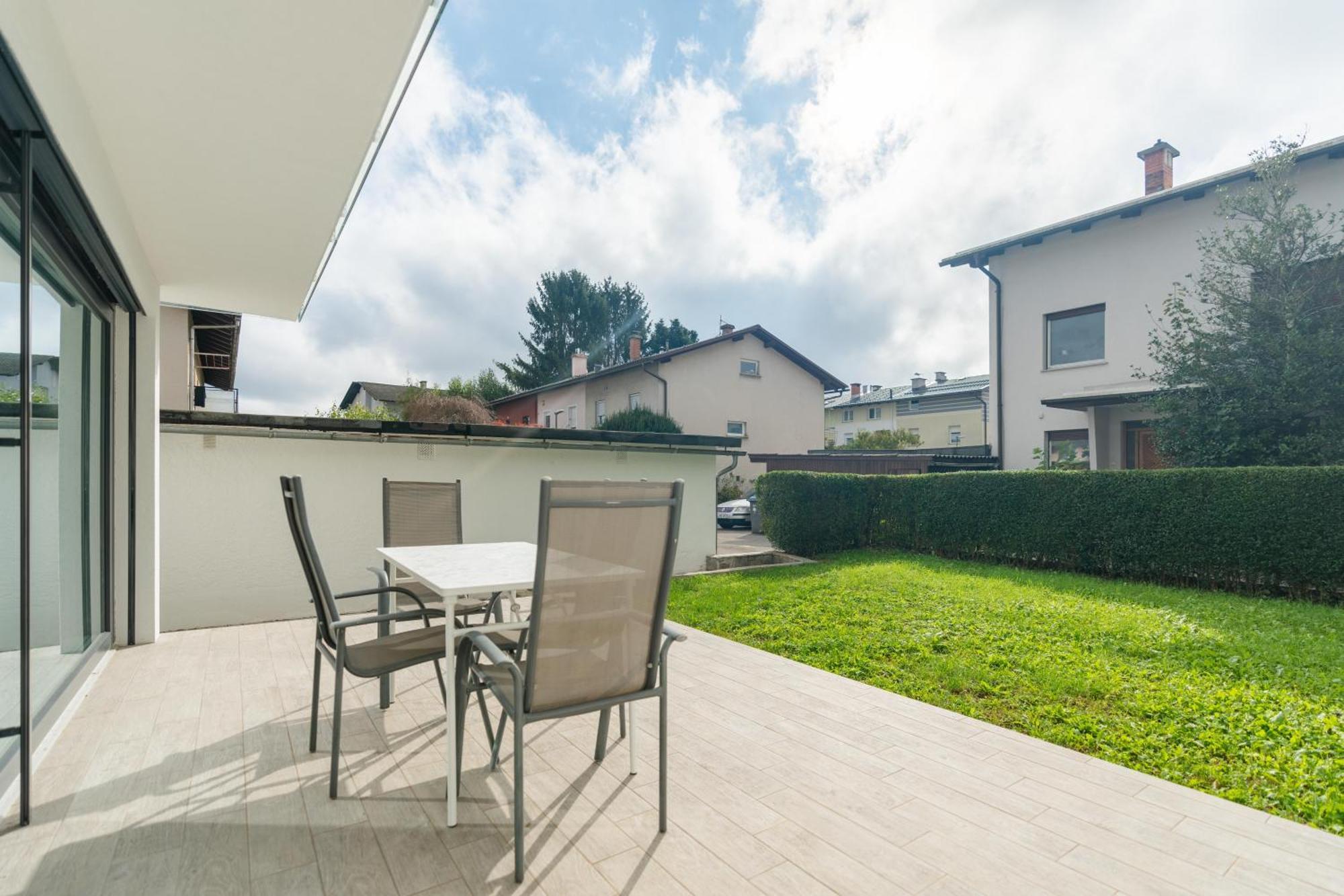 Black & White Apartments Rozna Dolina ลูบลิยานา ภายนอก รูปภาพ