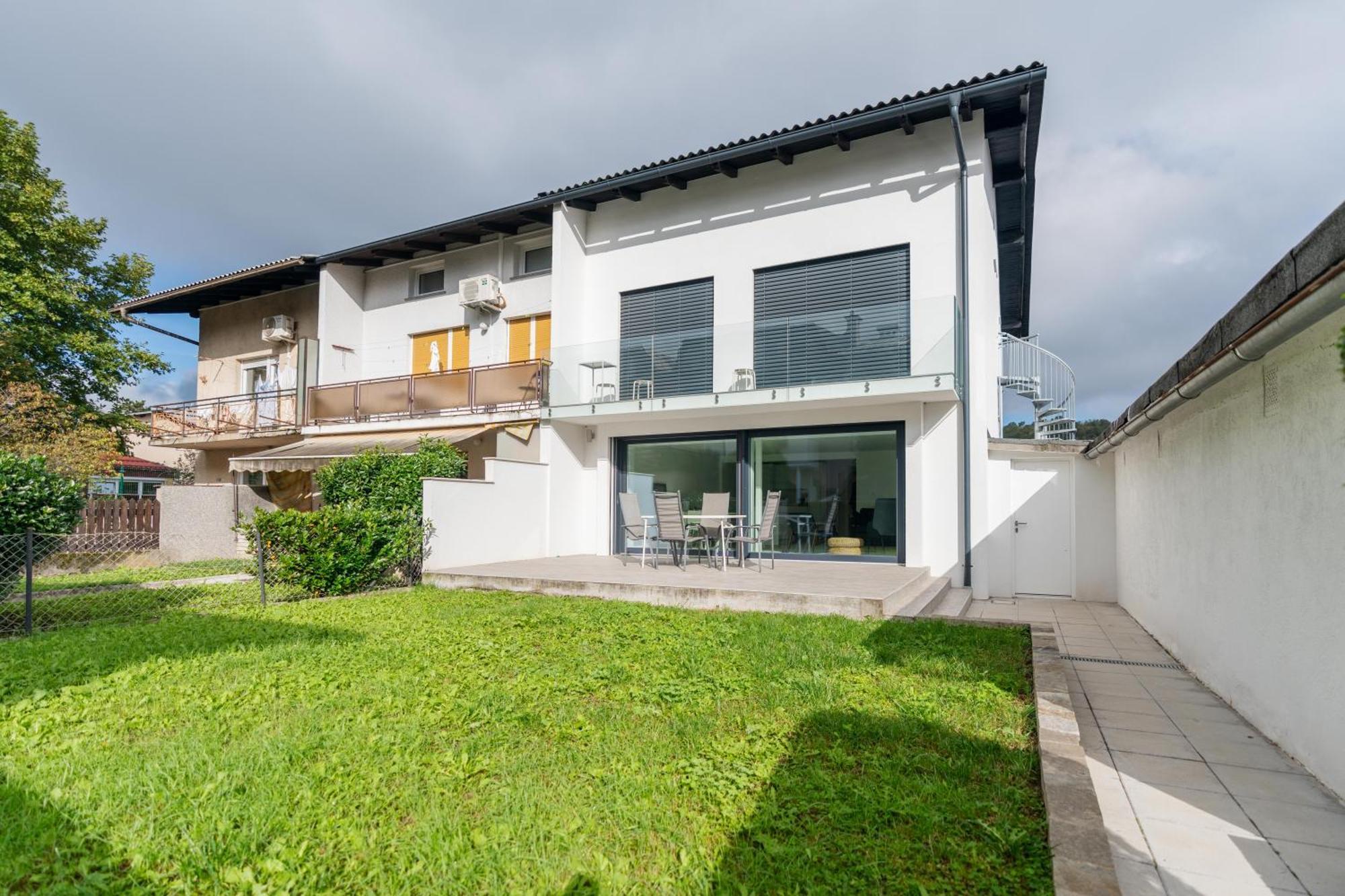 Black & White Apartments Rozna Dolina ลูบลิยานา ภายนอก รูปภาพ