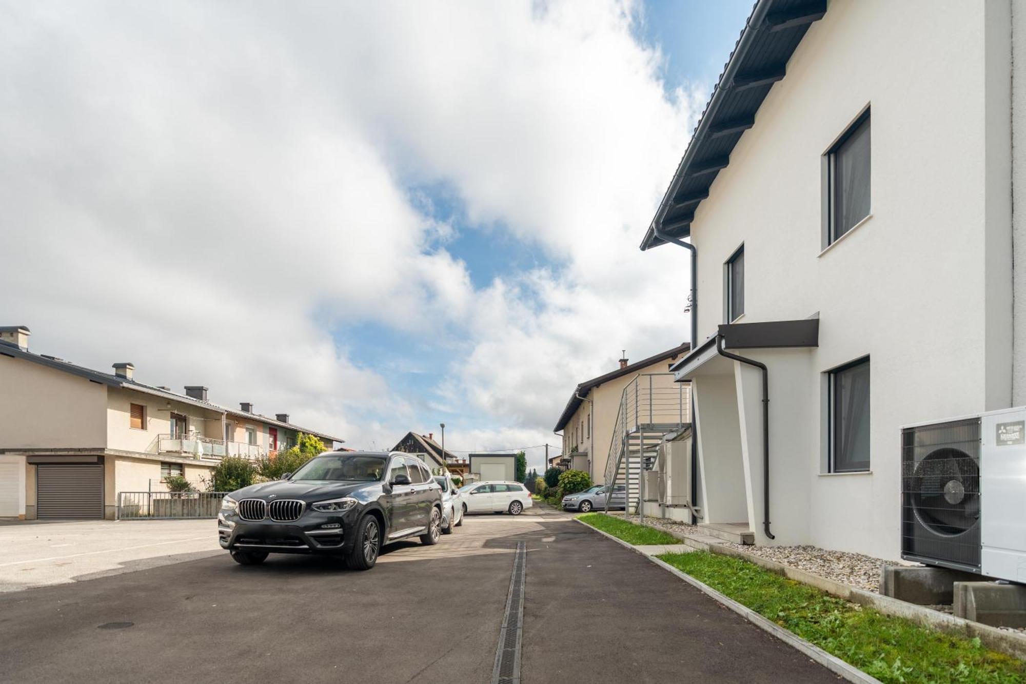 Black & White Apartments Rozna Dolina ลูบลิยานา ภายนอก รูปภาพ